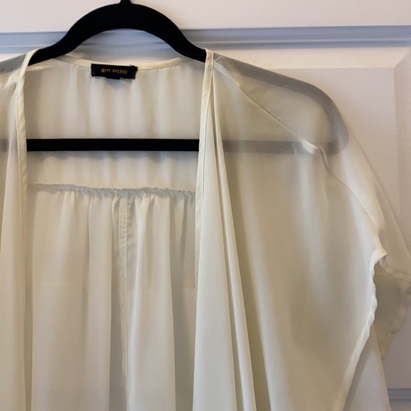 Open ivory polyester blouse - Picture 2 of 3